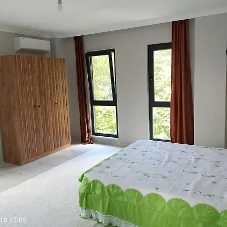 Sahile Yakin Dag Koyunde Bir * Trabzon