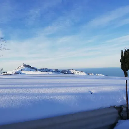Sahile Yakin Dag Koyunde Bir Villa *